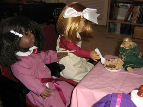 Nellie, May, and Mini Kit dig into the pie.